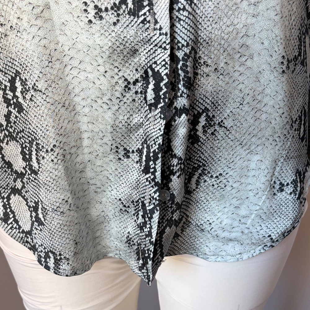 Missguided Snake Print Button-Down Shirt in Black and White - Picture 4 of 8